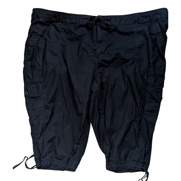 St John's Bay Women's plus Bermuda Cargo Shorts Black size 30W - Picture 2 of 10